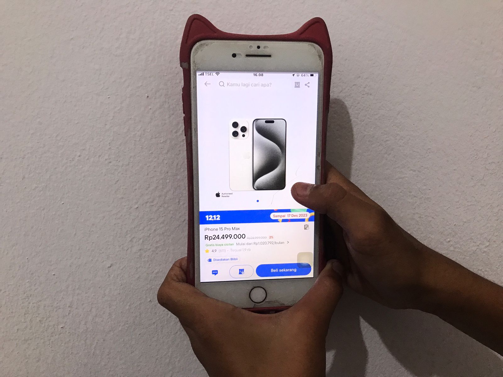 Warga mengecek produk Apple melalui aplikasi Blibli di ponselnya di Palu, Sulawesi Tengah, Jumat (15/12).