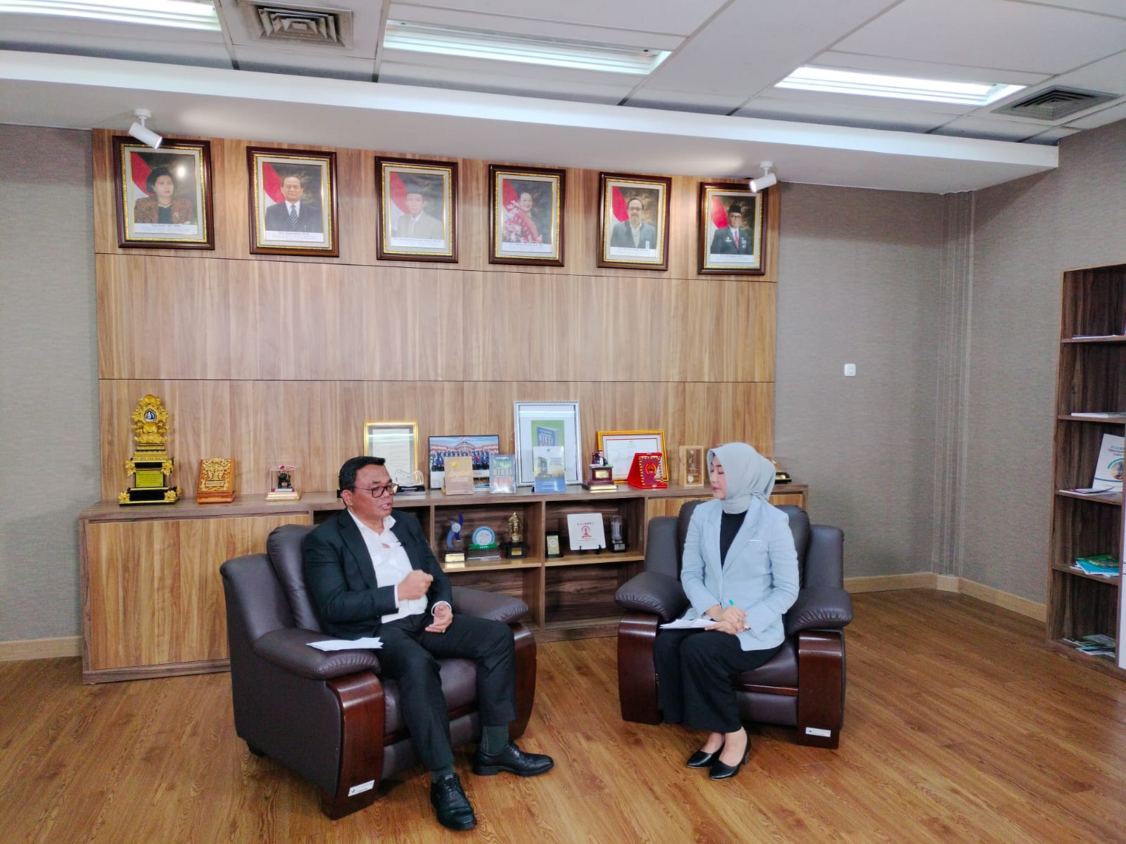  Deputi Bidang Pengembangan Sumber Daya Perpustakaan pada Perpustakaan Nasional RI, Adin Bondar (kiri), dalam acara bincang-bincang.