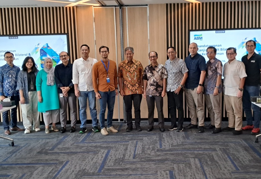Foto bersama PT ABM Investama Tbk (ABMM) dengan jajaran PT Bank Mandiri (Persero).