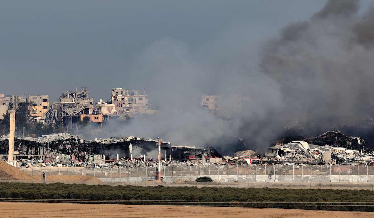 Seragan Israel denhan buldozer di Rumah Sakit Kamal Adwan mengubur pengungsi warga Palestina hidup-hidup