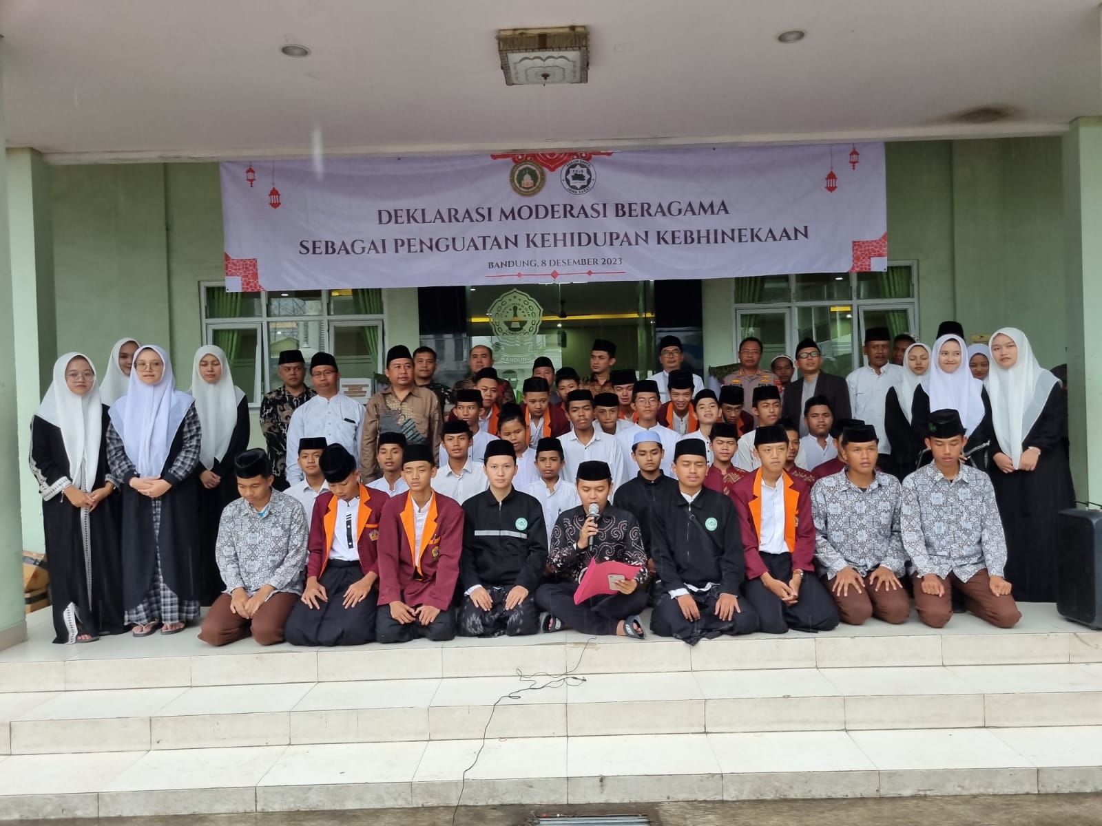 Para santri foto bersama usai mendeklarasikan moderasi beragama