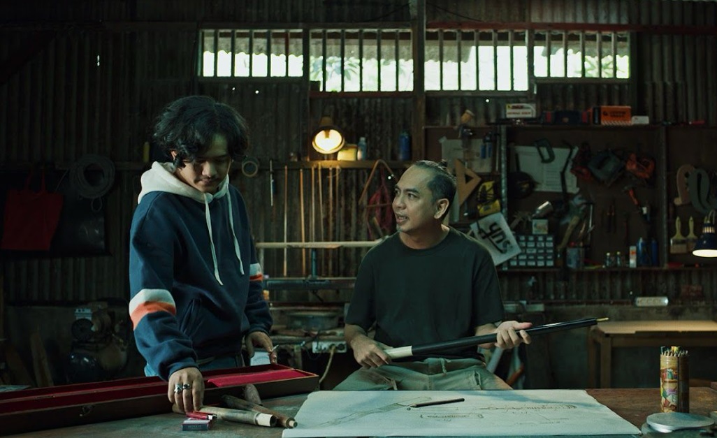 Aktor Indra Birowo (duduk) berakting dalam serial The Aces yang akan tayang di Prime Video.