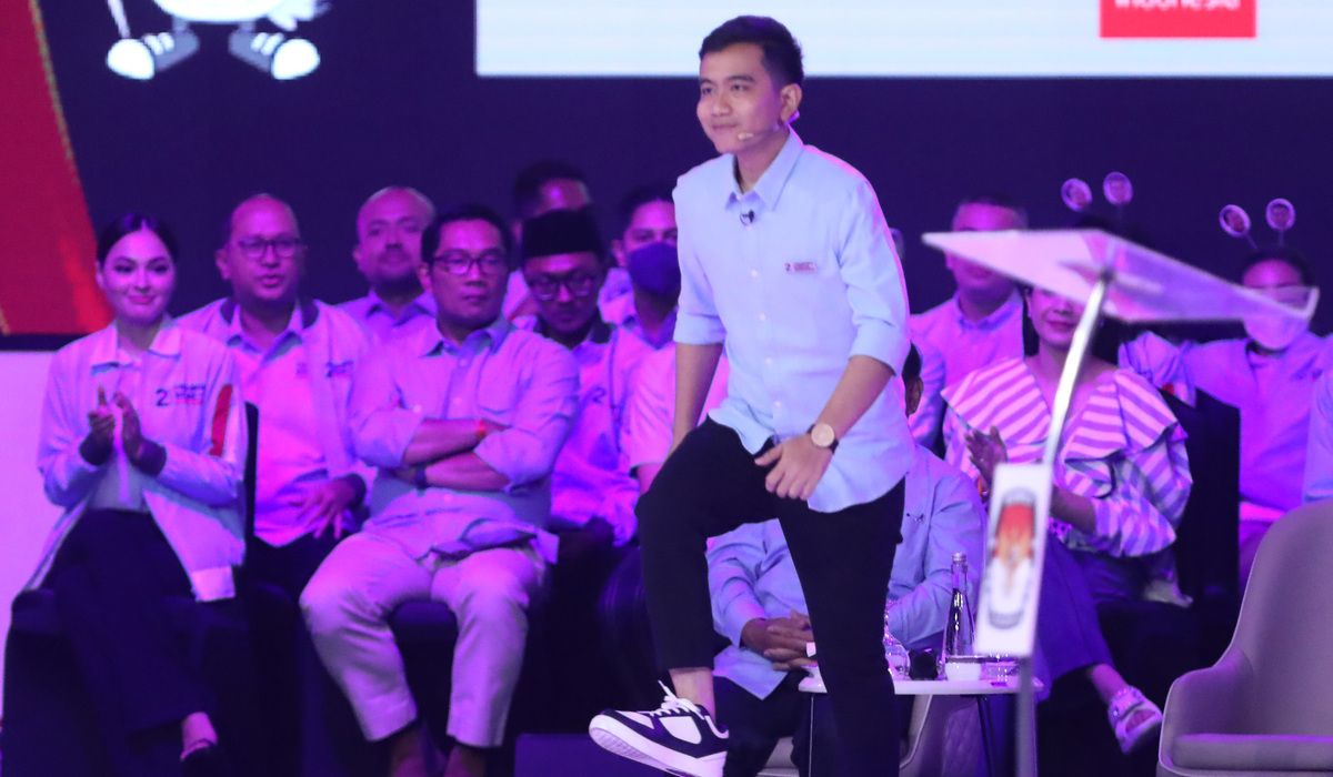 Cawapres nomor urut dua Gibran Rakabuming Raka di debat cawapres, Jumat, 23 Desember 2023.