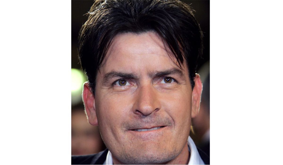 Charlie Sheen mengalami serangan di rumahnya di Malibu. Kepolisian berhasil menangkap pelakunya.