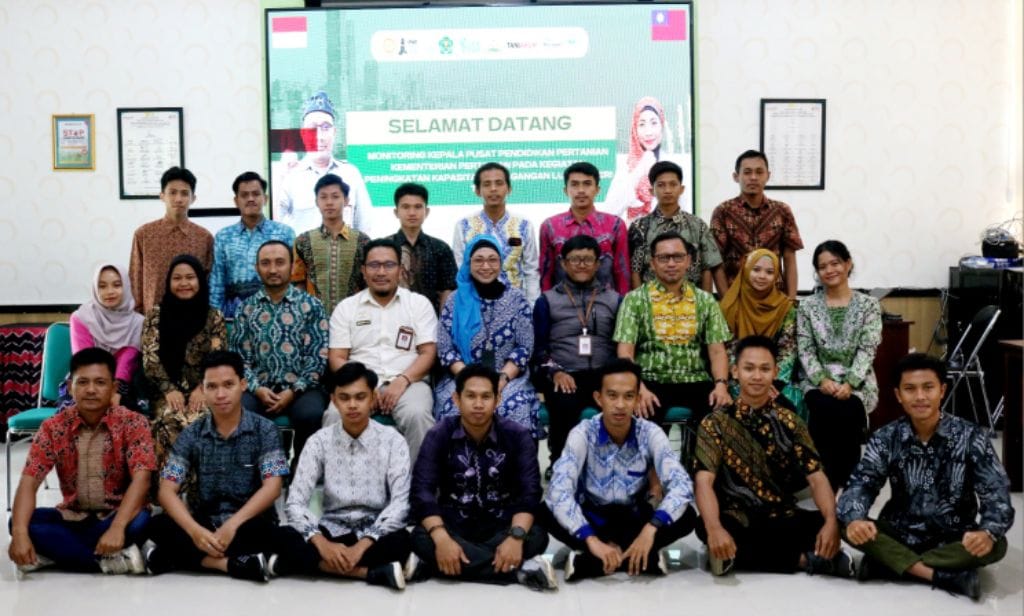 Kapusdik Idha Widi Arsanti (duduk) dan Kepala SMKPPN Banjarbaru, Budi Santoso (kemeja putih).