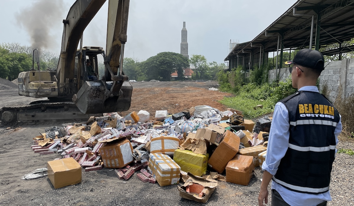 Pemusnahan rokok dan miras ilegal oleh bea cukai jatim