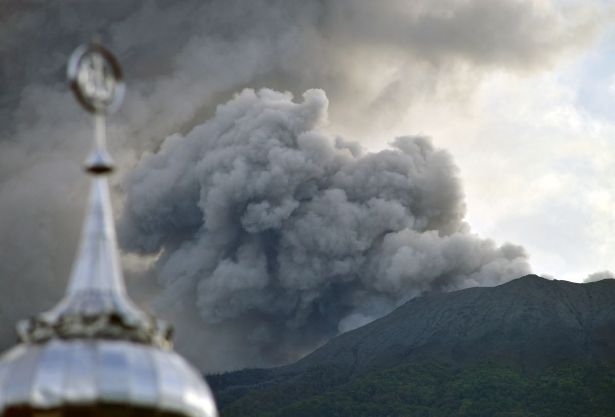 Semburan abu vulkanik dari Gunung Marapi