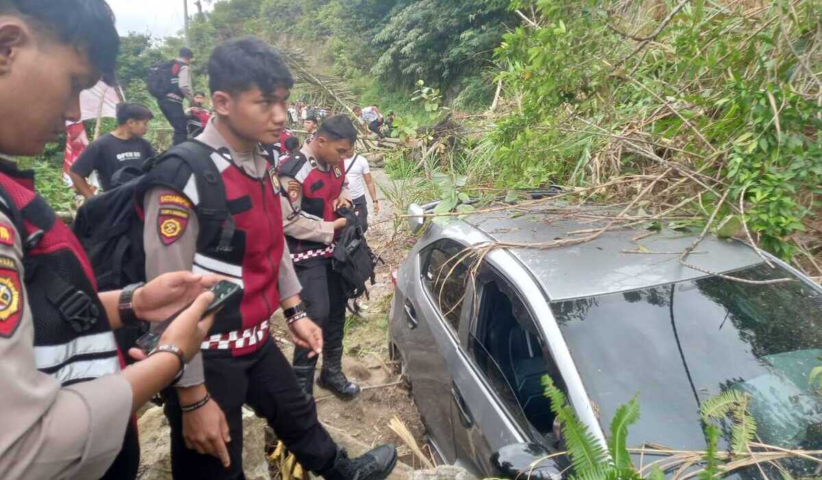Satu Unit Mobil Pribadi Tertimpa Tanah Longsor di Tapanuli Utara
