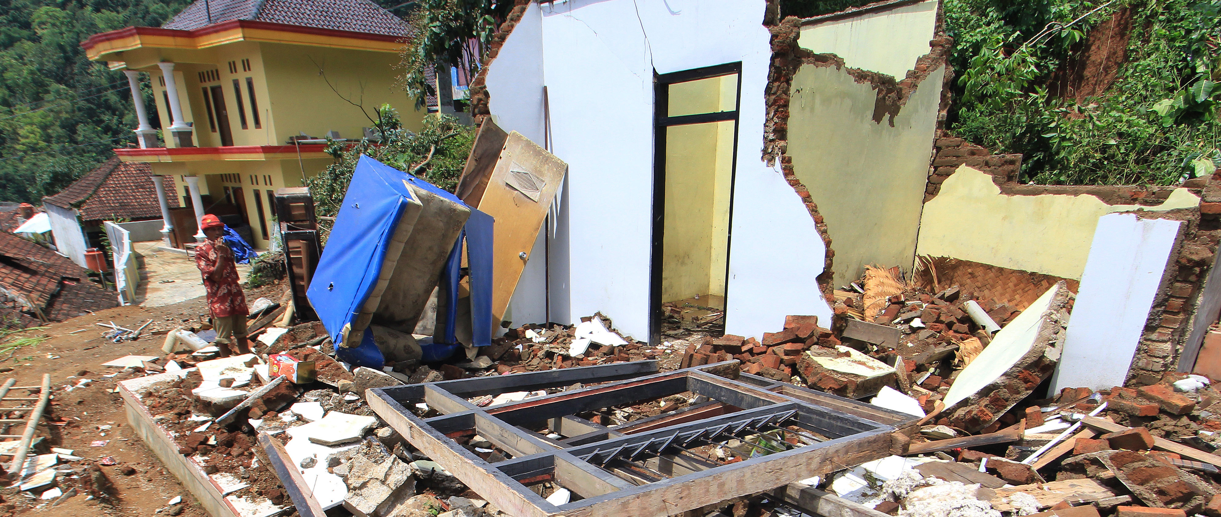 Bencana pergerakan tanah di Kabupaten Kuningan membuat sejumlah rumah roboh