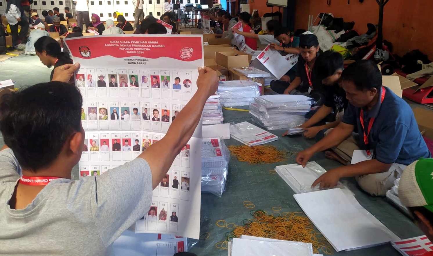 Petugas KPU Kota Cimahi melakukan sortir dan lipat kertas suara