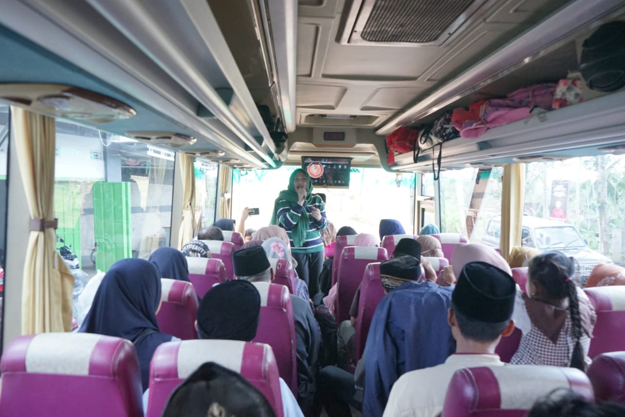 Caleg DPR dari PPP, Asandra Salsabila, BBSK menggelar ziarah ke makam wali bersama warga di Sumbernongko, Kecamatan Pagak, Malang, Jatim.