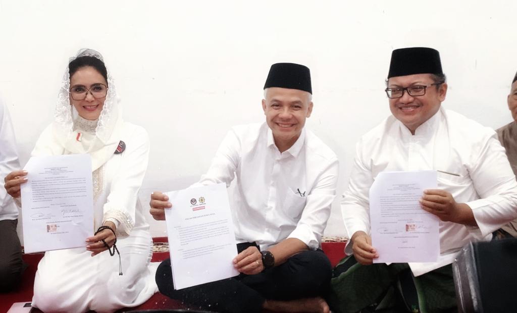Capres Ganjar Pranowo (tengah)