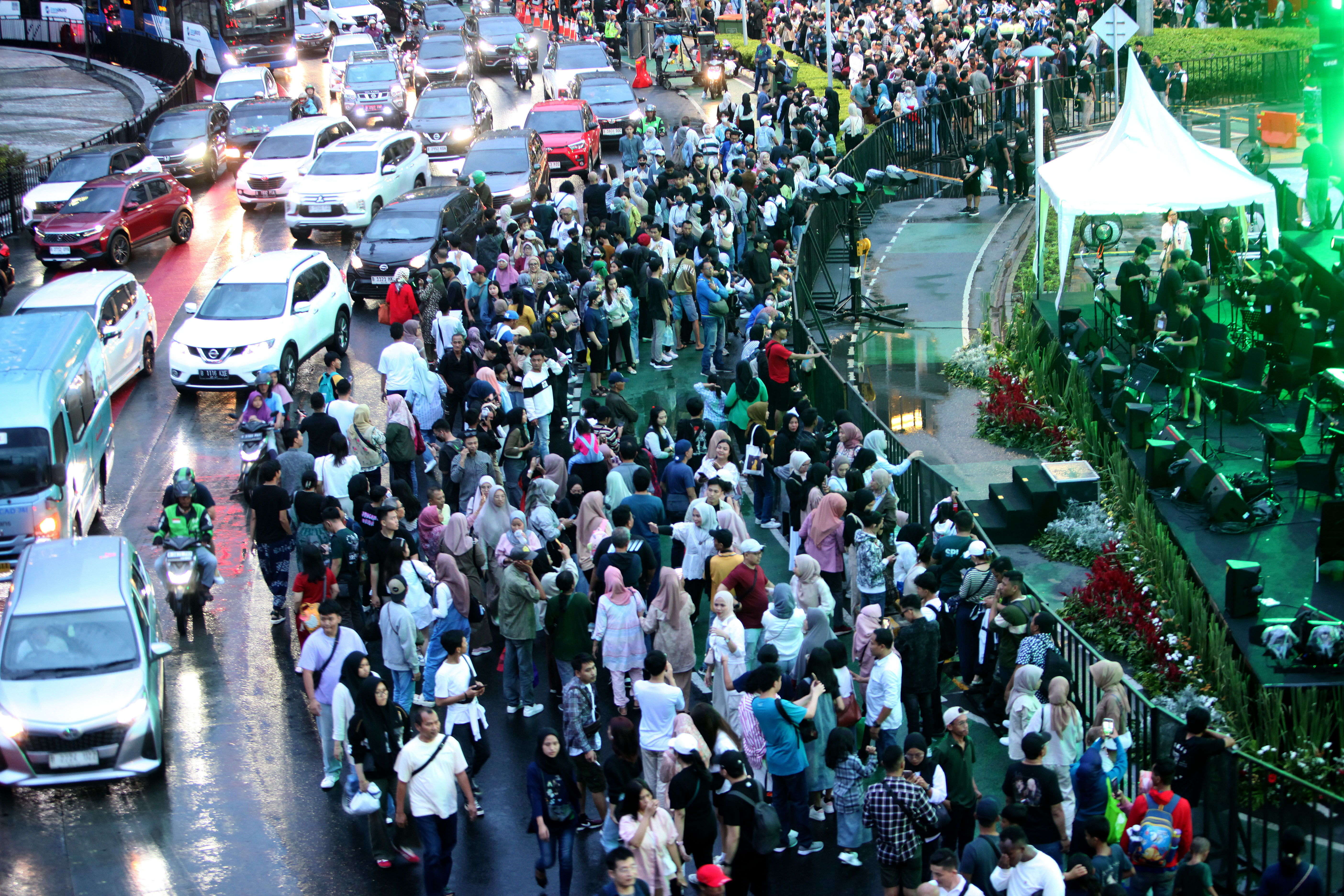 Masyarakat mulai berdatangan untuk menyaksikan perayaan pergantian malam tahun baru di sekitar Bundaran HI
