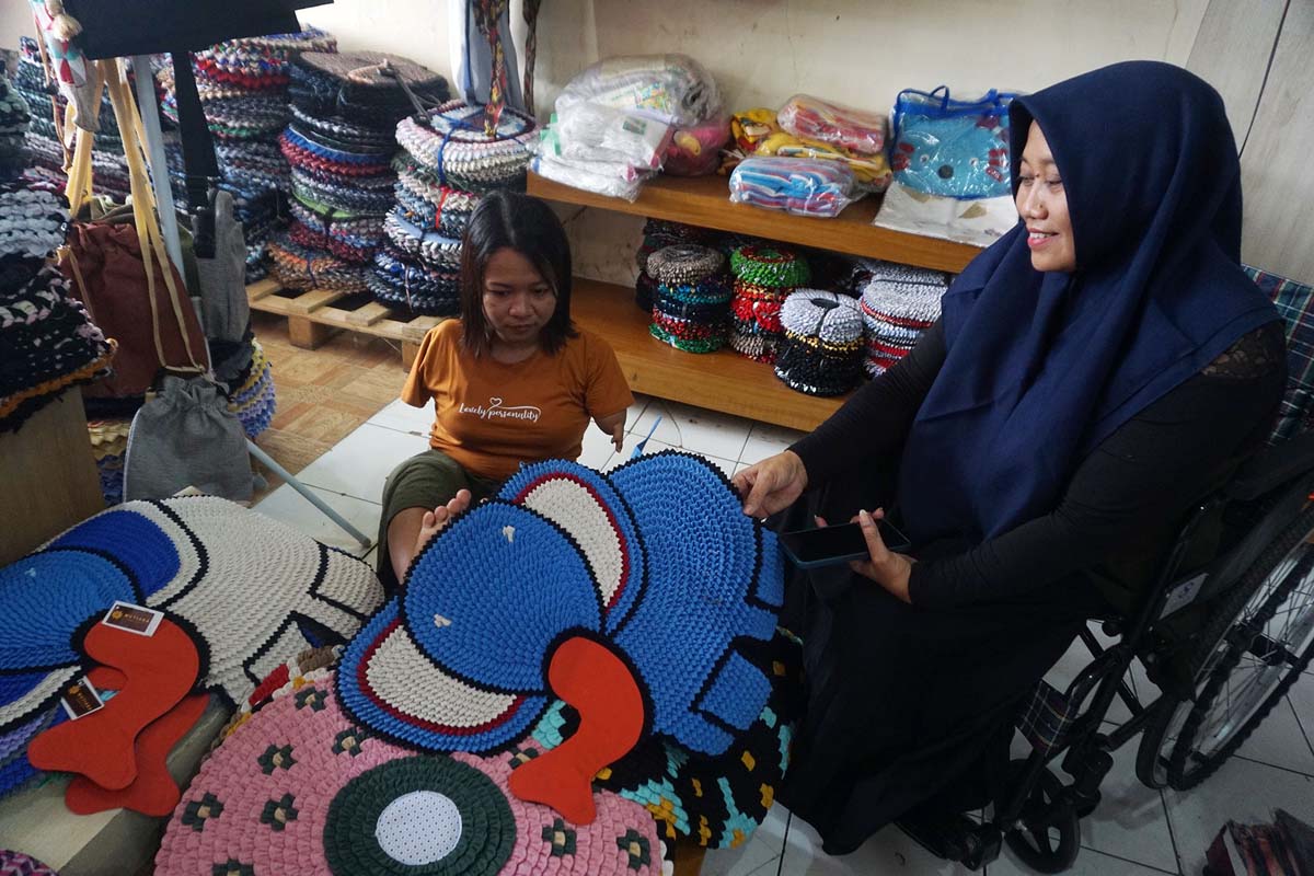 Melalui usaha kesetnya, Irma ingin mengajak para penyandang disabilitas untuk berusaha dan mandiri.