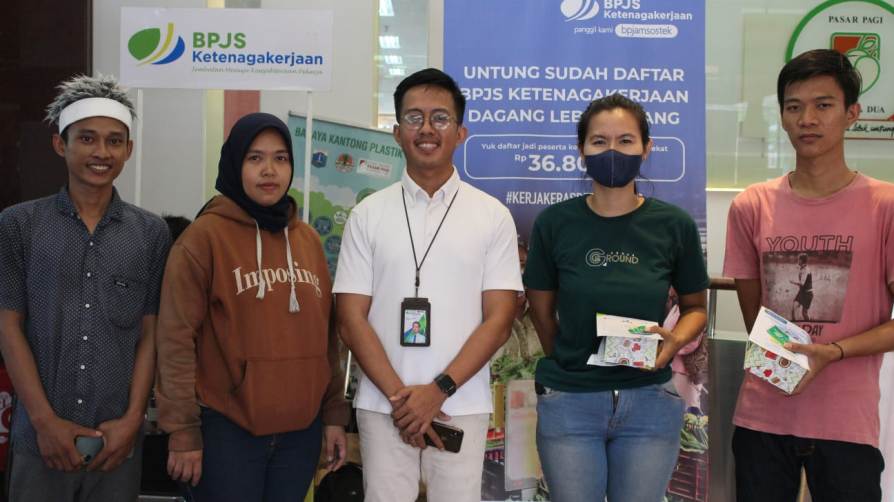 BPJS Ketenagakerjaan Jakarta Cabang Mangga Dua melakukan sosialisasi program dan manfaat Jamsostek di Pasar Baru Mangg Dua, Jakarta Utara.