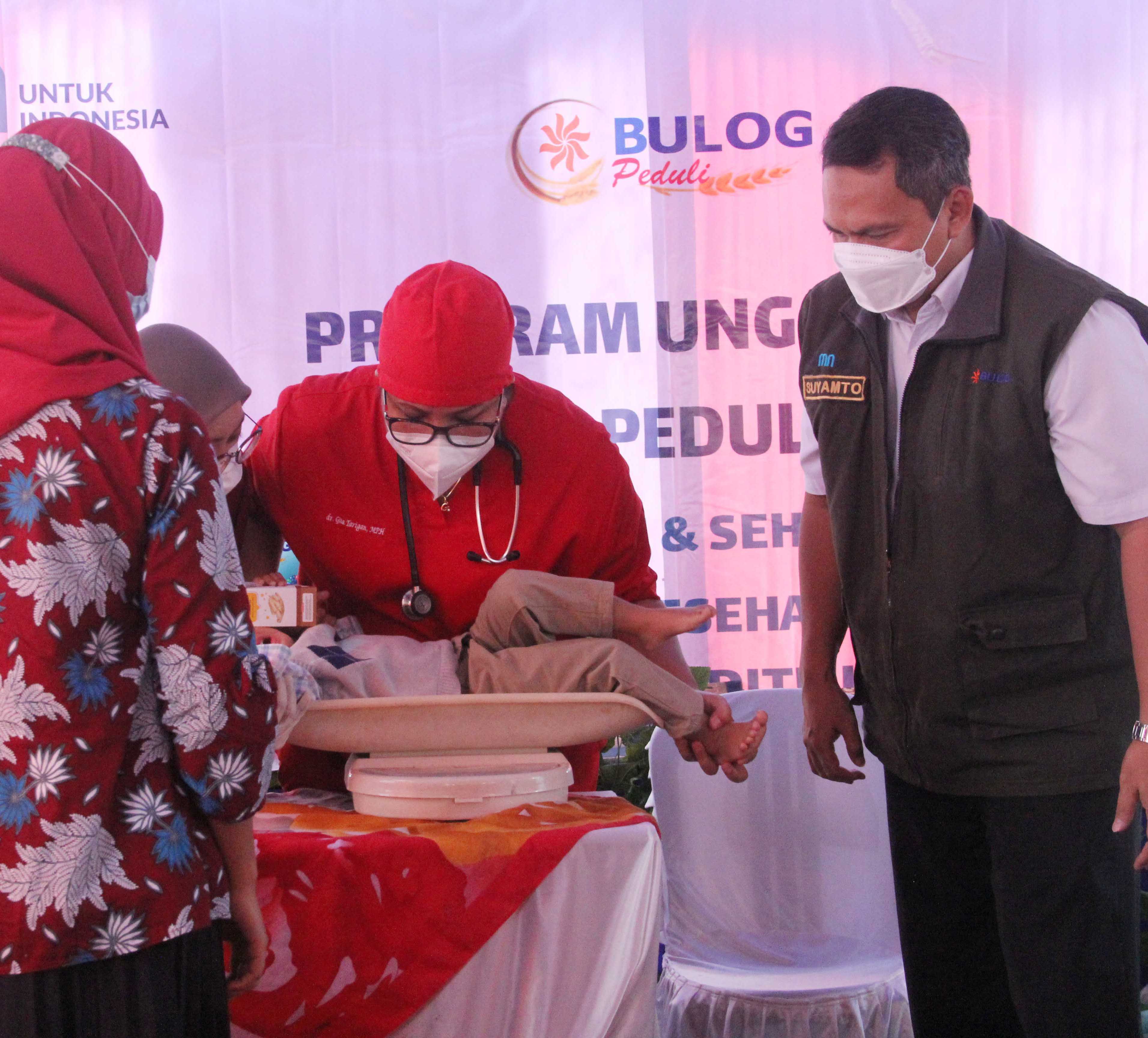 Petugas medis melakukan pemeriksaan terhadap balita di Sukabumi