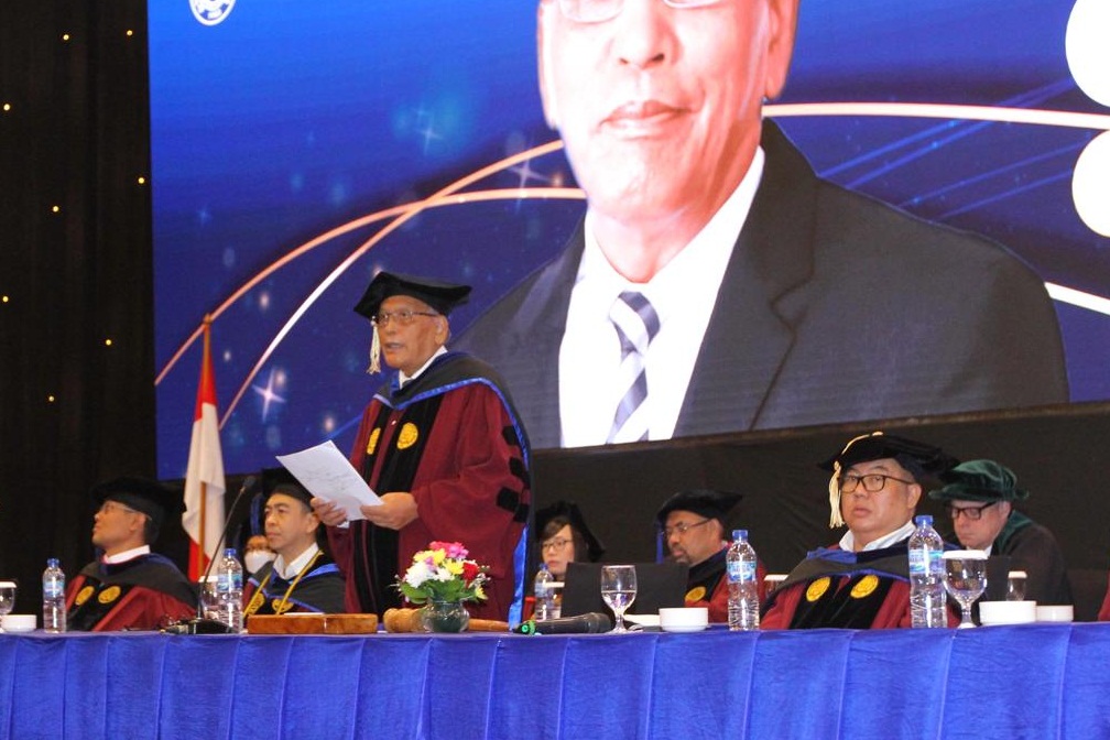 Rektor UPM Prof. Dr. Djisman S. Simandjuntak (berdiri)