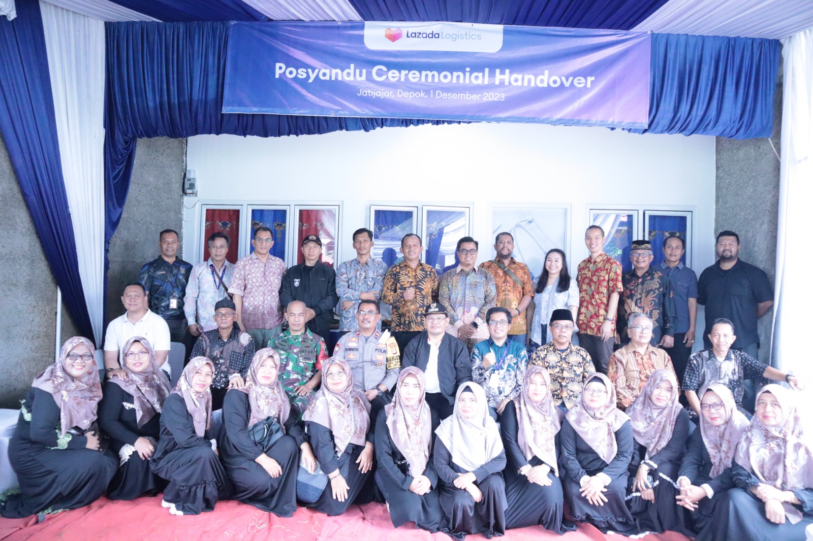 Serah terima Gedung Posyandu dari Lazada Logistics kepada lurah setempat di Kelurahan Jatijajar, Cimanggis, Depok, Jawa Barat (Jabar)