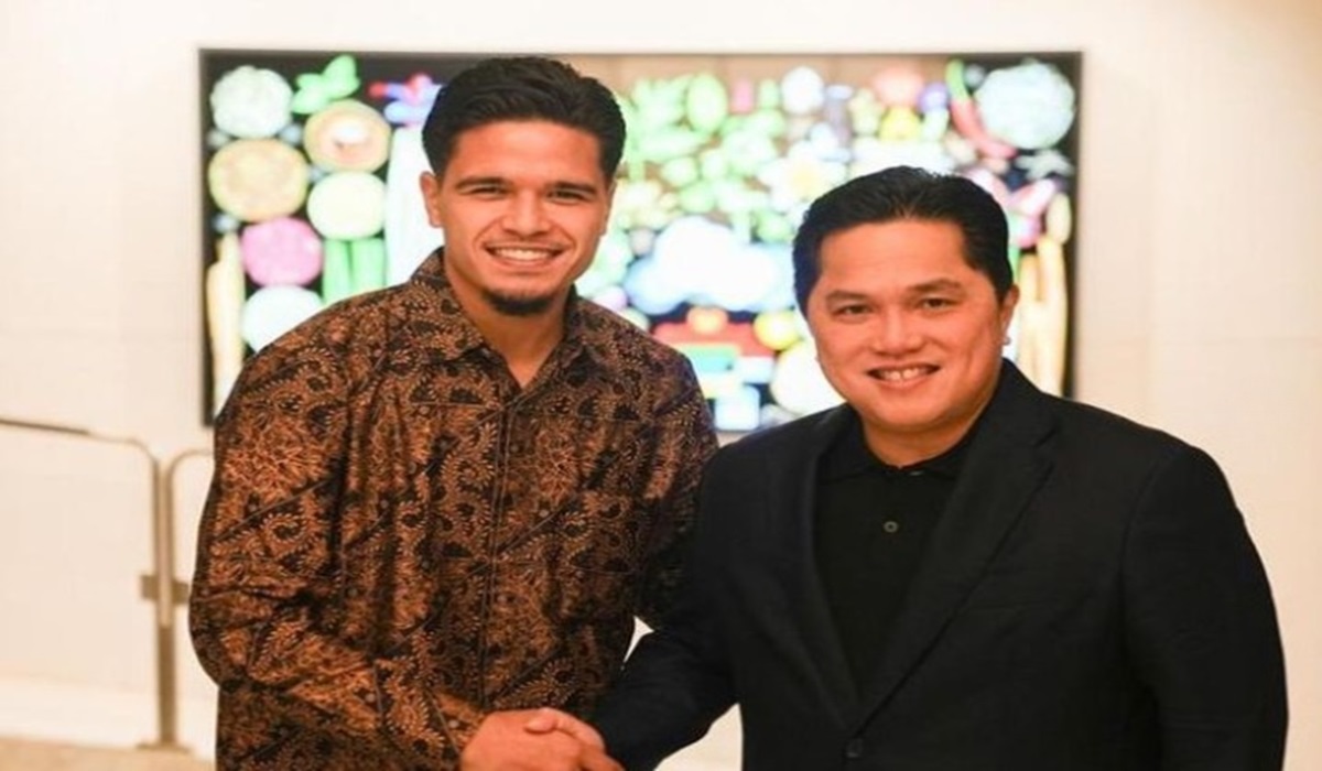 Calon pemain naturalisasi Ragnar Oratmangoen (kiri) bersama Ketua Umum PSSI Erick Thohir
