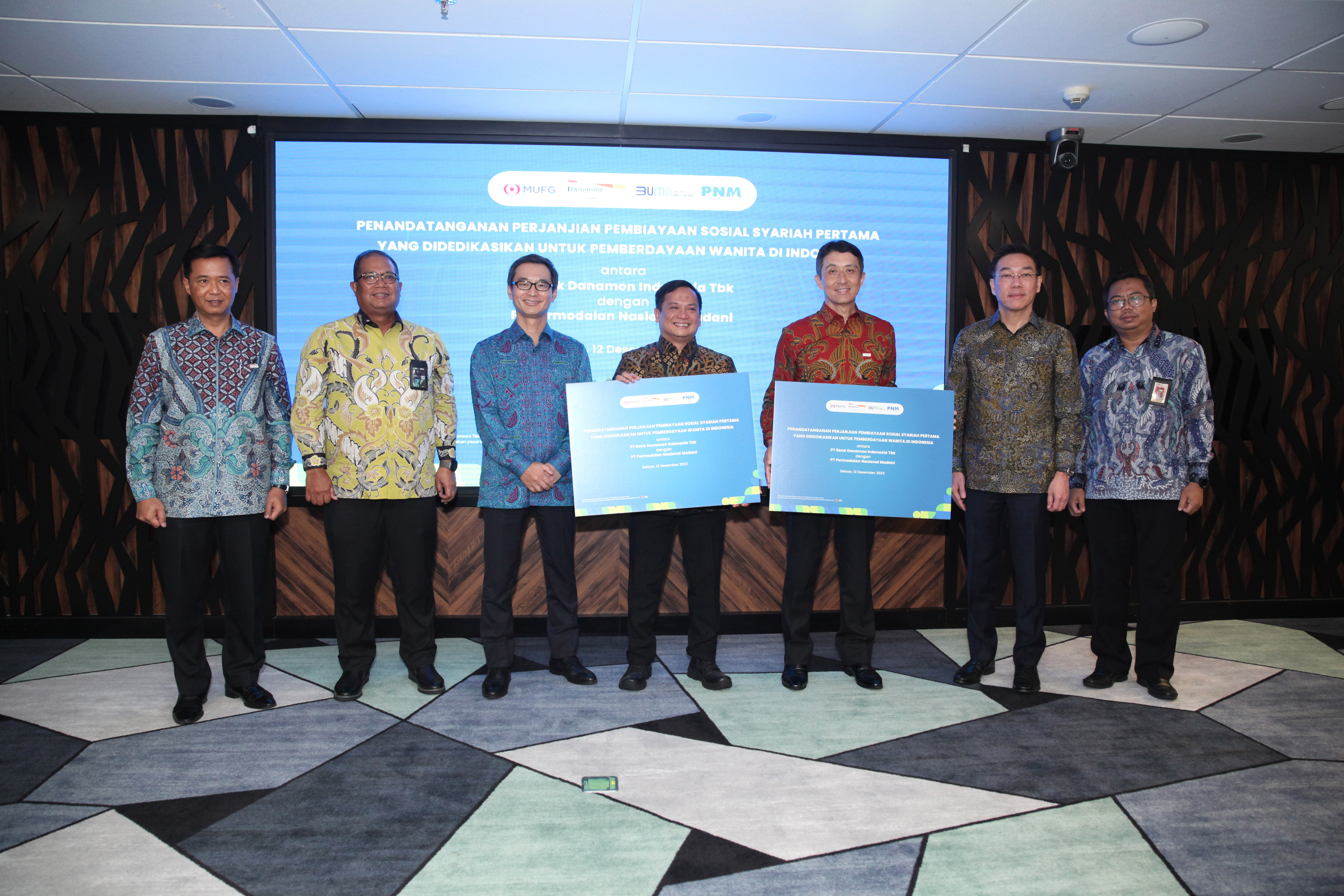 Penandatanganan kolaborasi Danamon, PNM, dan MUFG Bank, Selasa (12/12)
