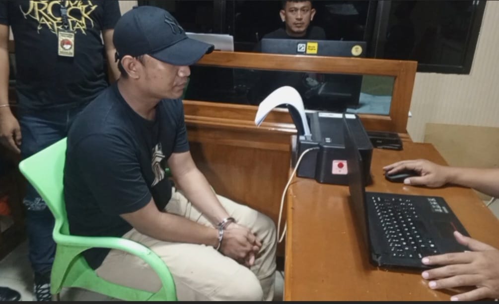 FA, tersangka pengedar sabu tengah diperiksa penyidik. 