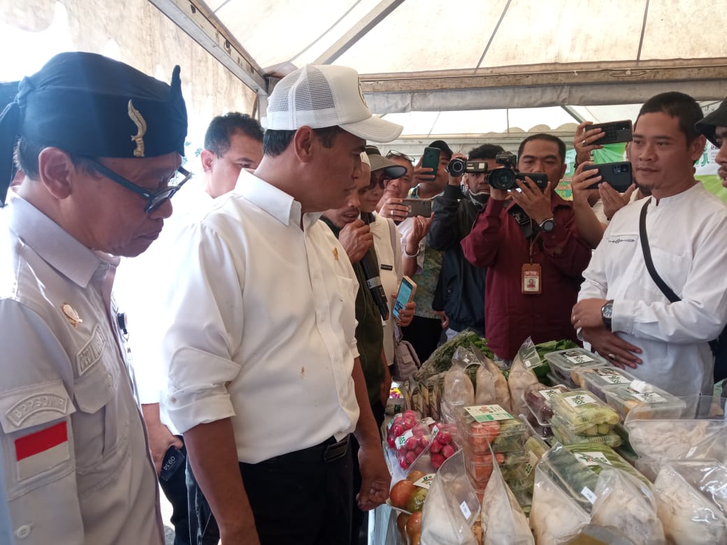 Menteri Pertanian Andi Amran Sulaiman mengunjungi pameran produk pertanian saat Pembinaan Penyuluh Pertanian dan Petani Jawa Barat