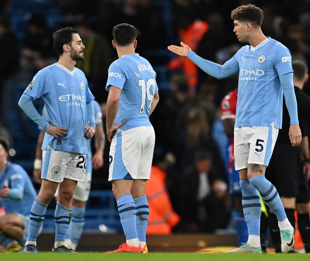 Para pemain Manchester City berinteraksi usai kebobolan lawan Crystal Palace.