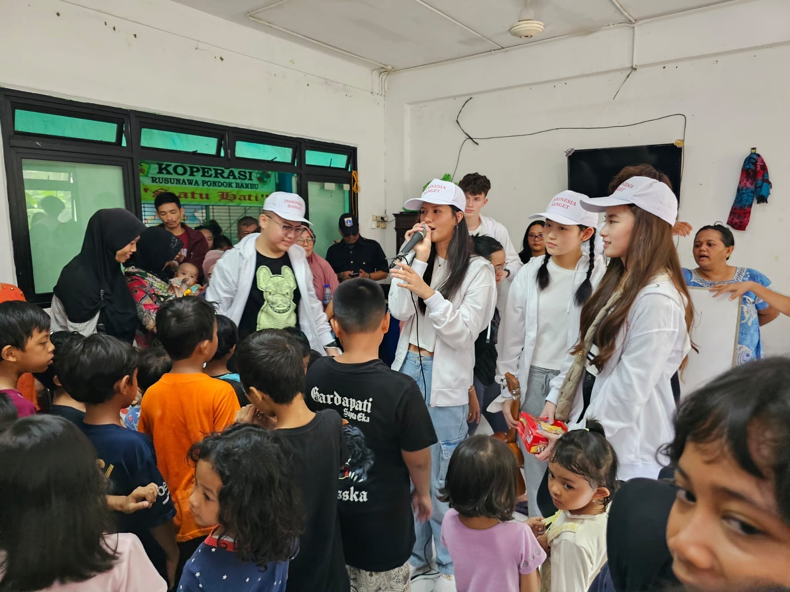Anak-anak Rusunawa Jakarta Timur mengikuti acara gerakan tekan angka stunting yang dihadiri di antaranya penyanyi Audrey Zeta. 