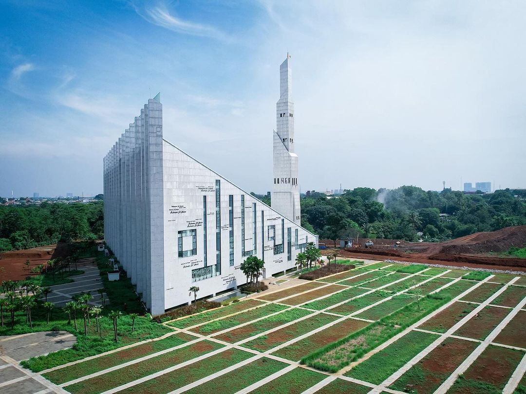 UIII dibangun di atas lahan seluas 142,5 ha yang semula jadi milik LPP RRI dan berada di Komplek Pemancar RRI Cimanggis, Depok.