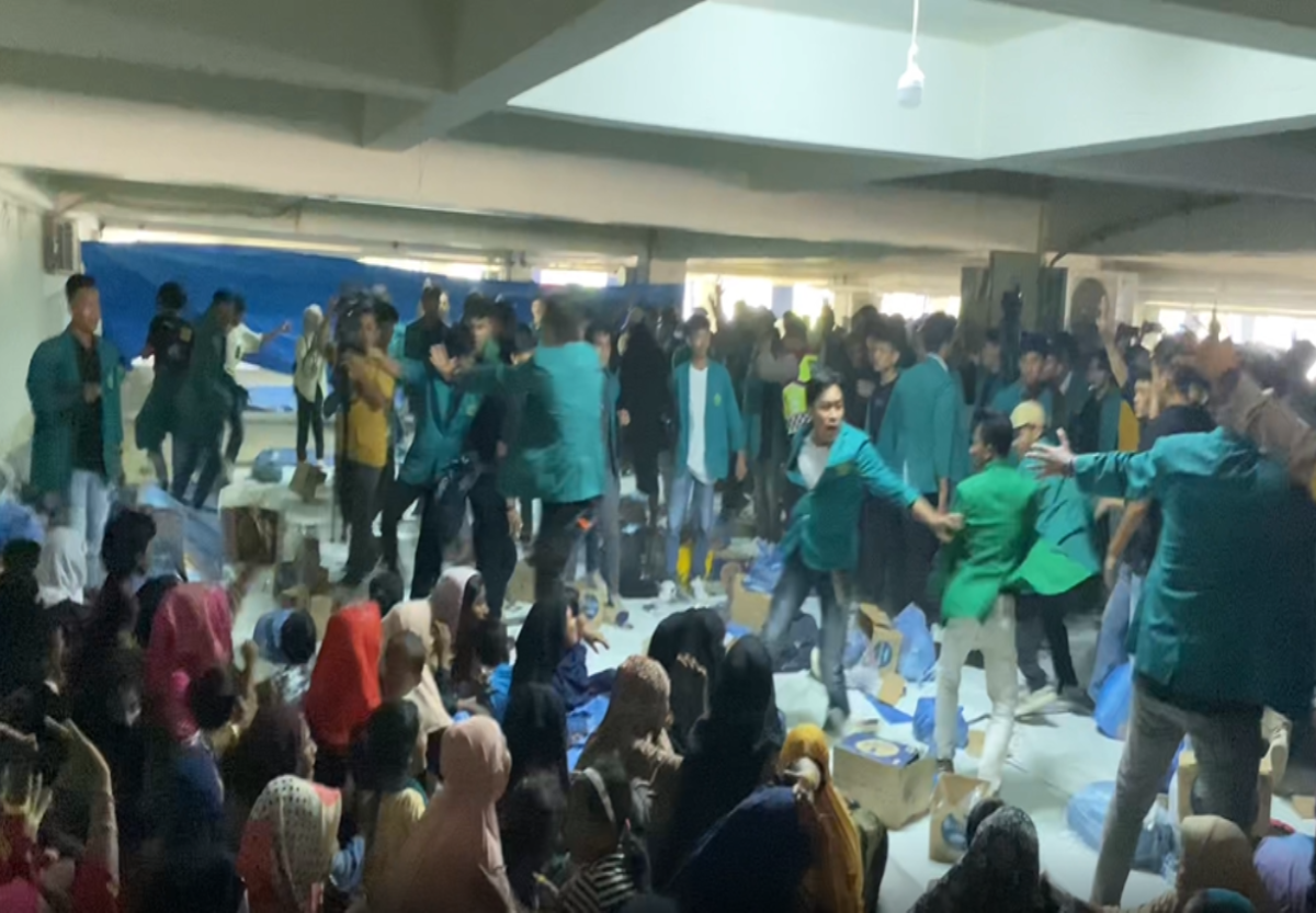 Mahasiswa usir penghuni Rohingya dari Balee Meuseuraya Aceh (BMA), Rabu (27/12).