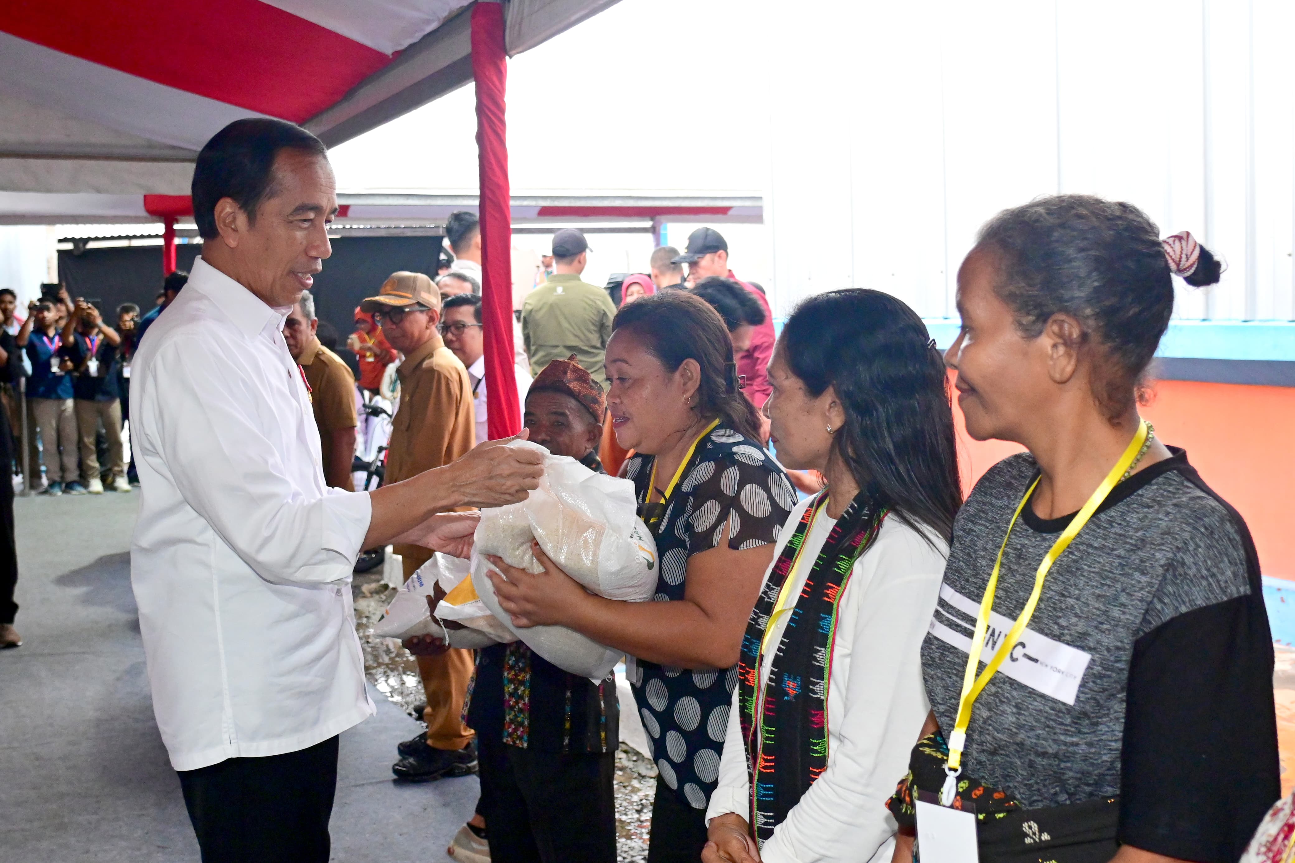 Kunker Ke Labuan Bajo, Jokowi Cek Ketersediaan Beras Bulog