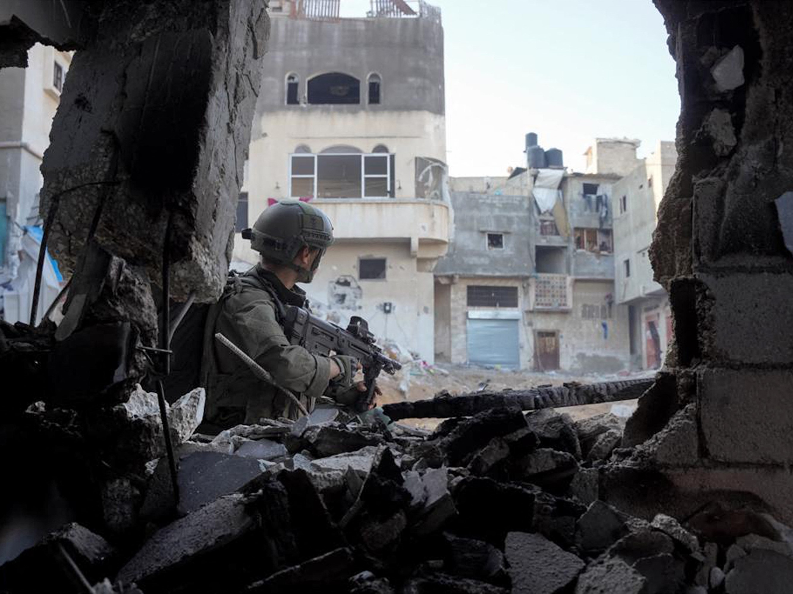 Tentara Israel dari Brigade Givati beroperasi di Khan Yunis, selatan Jalur Gaza, Minggu (24/12).