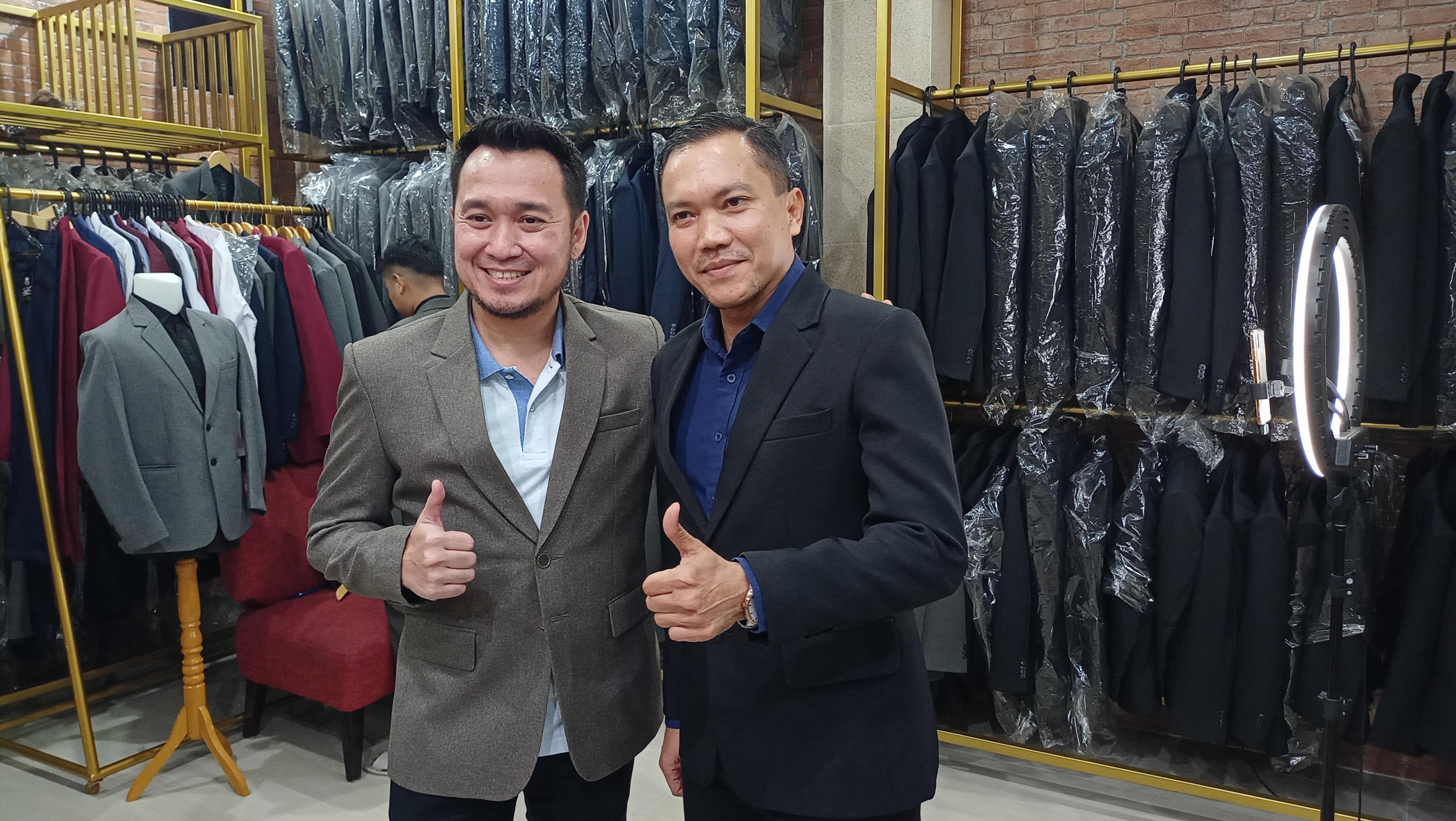 Caleg dari Partai NasDem Ivanhoe Semen (kiri)