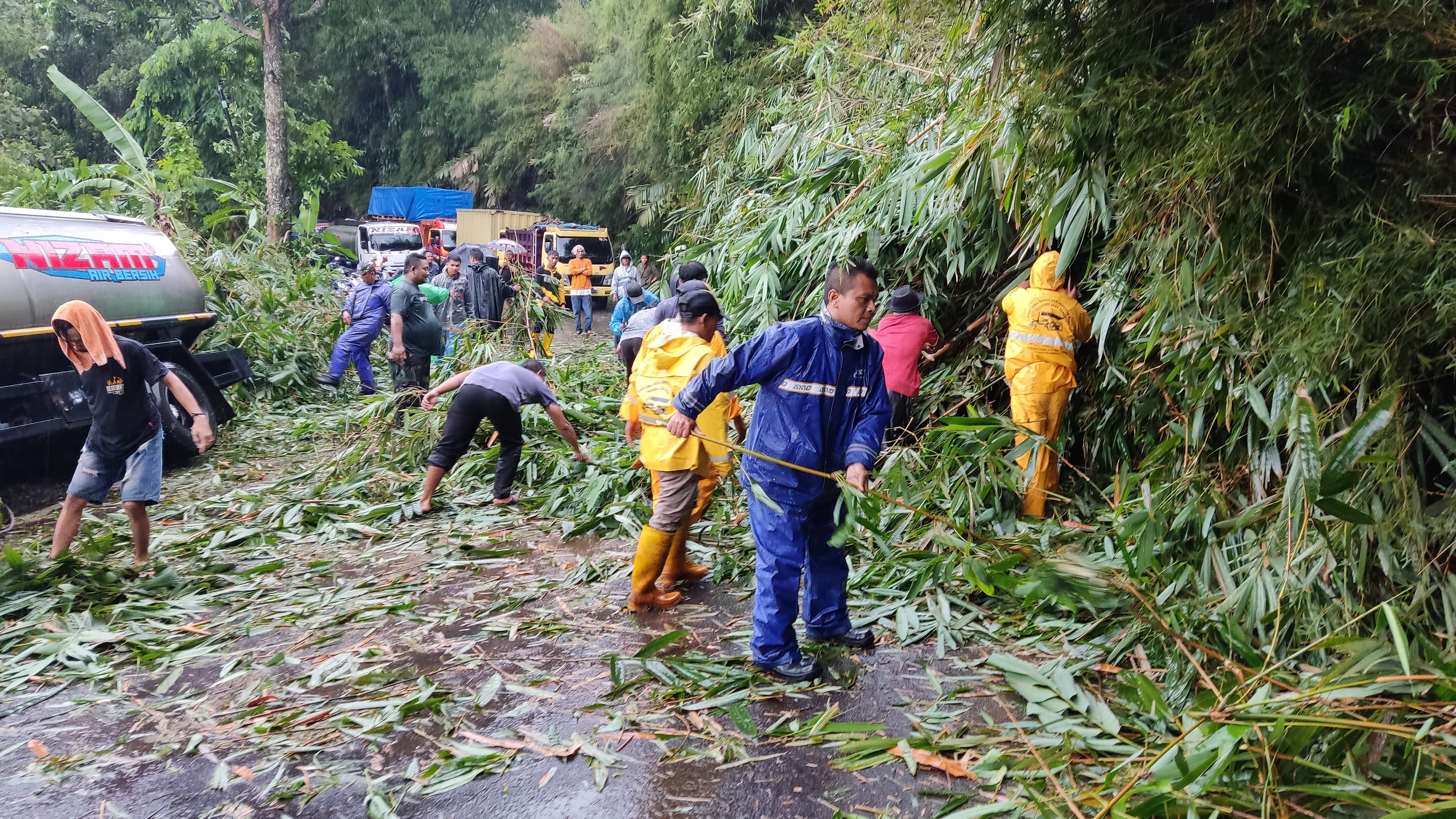 Sejumlah anggota BPBD dan masyarakat di Purwakarta melakukan penanganan bencana 