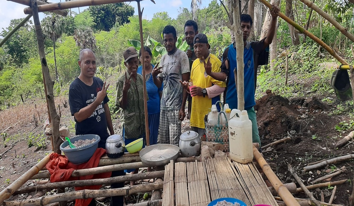 Matinus Laba Uung bersama warga di Ujung Pulau Flores, Desa Aransina.