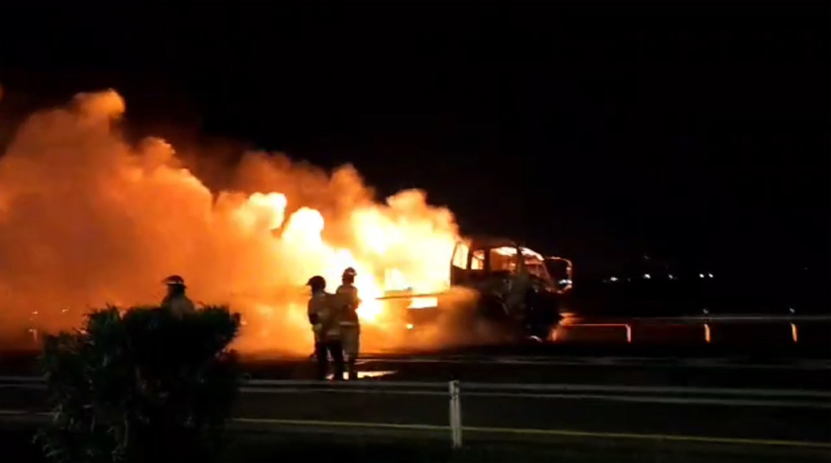 Sebuah truk tangki bermuatan 24 ribu metanol meledak di Tol Jombang akibat mengalami pecah ban dan menabrak guadril.