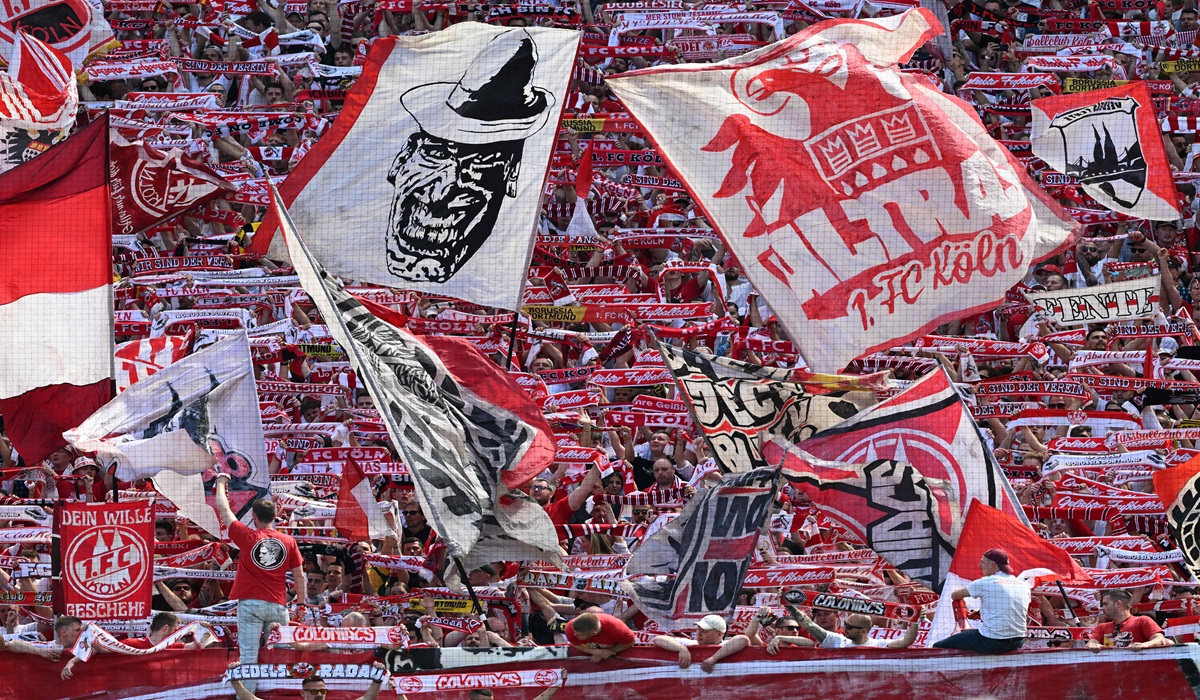 Aksi pendukung Cologne di laga Bundesliga.