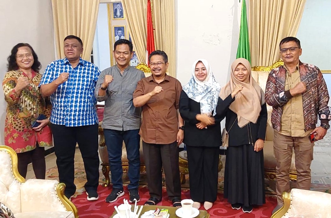 Gus Amri (tiga dari kiri) dan Pj Bupati Pasuruan Andriyanto (empat dari kiri).