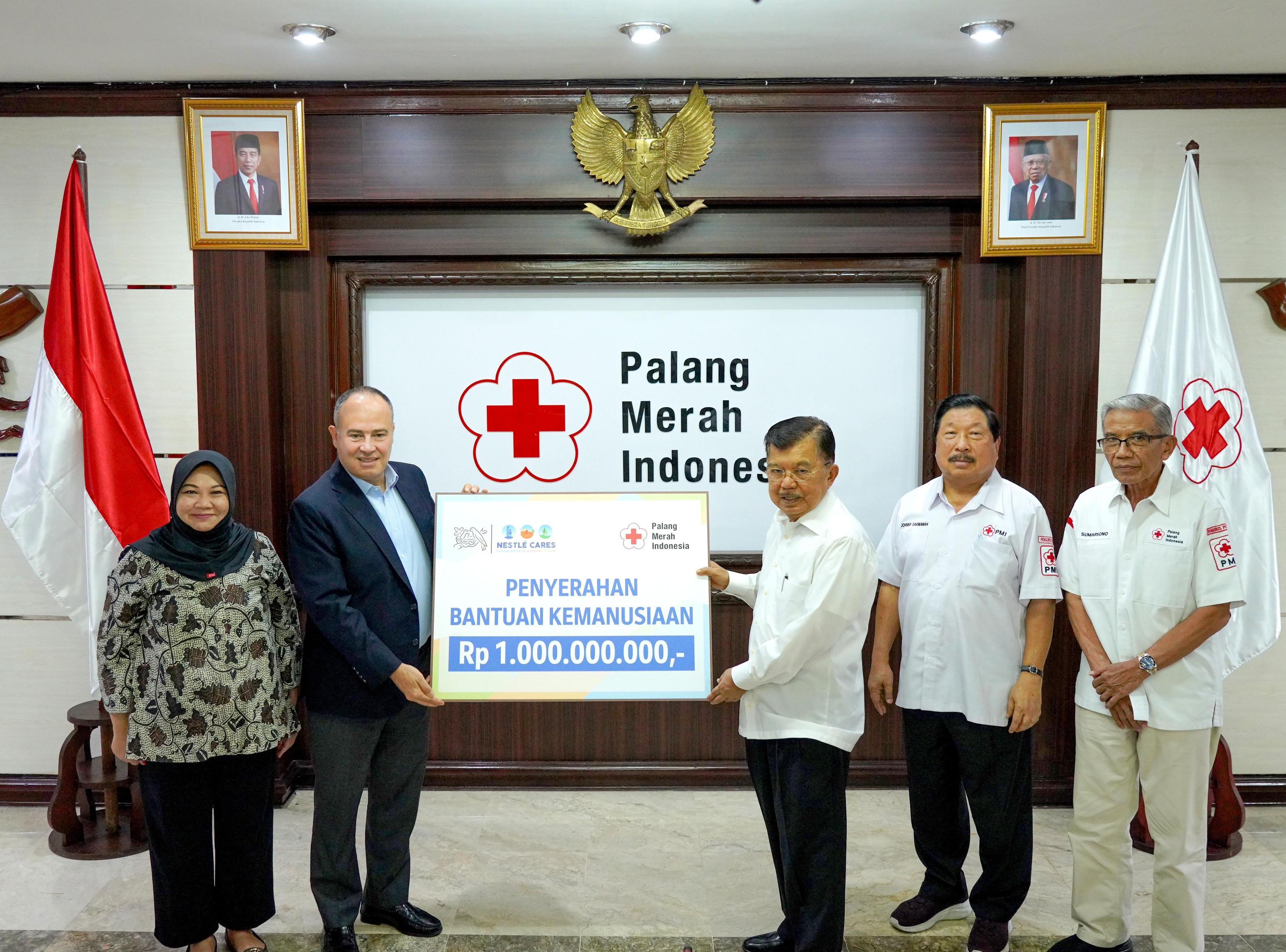 Presiden Direktur Nestlé Indonesia Samer Chedid memberikan donasi Rp1 miiiar kepada Ketua Umum PMI Jusuf Kalla pada Senin lalu (13/11/2023).