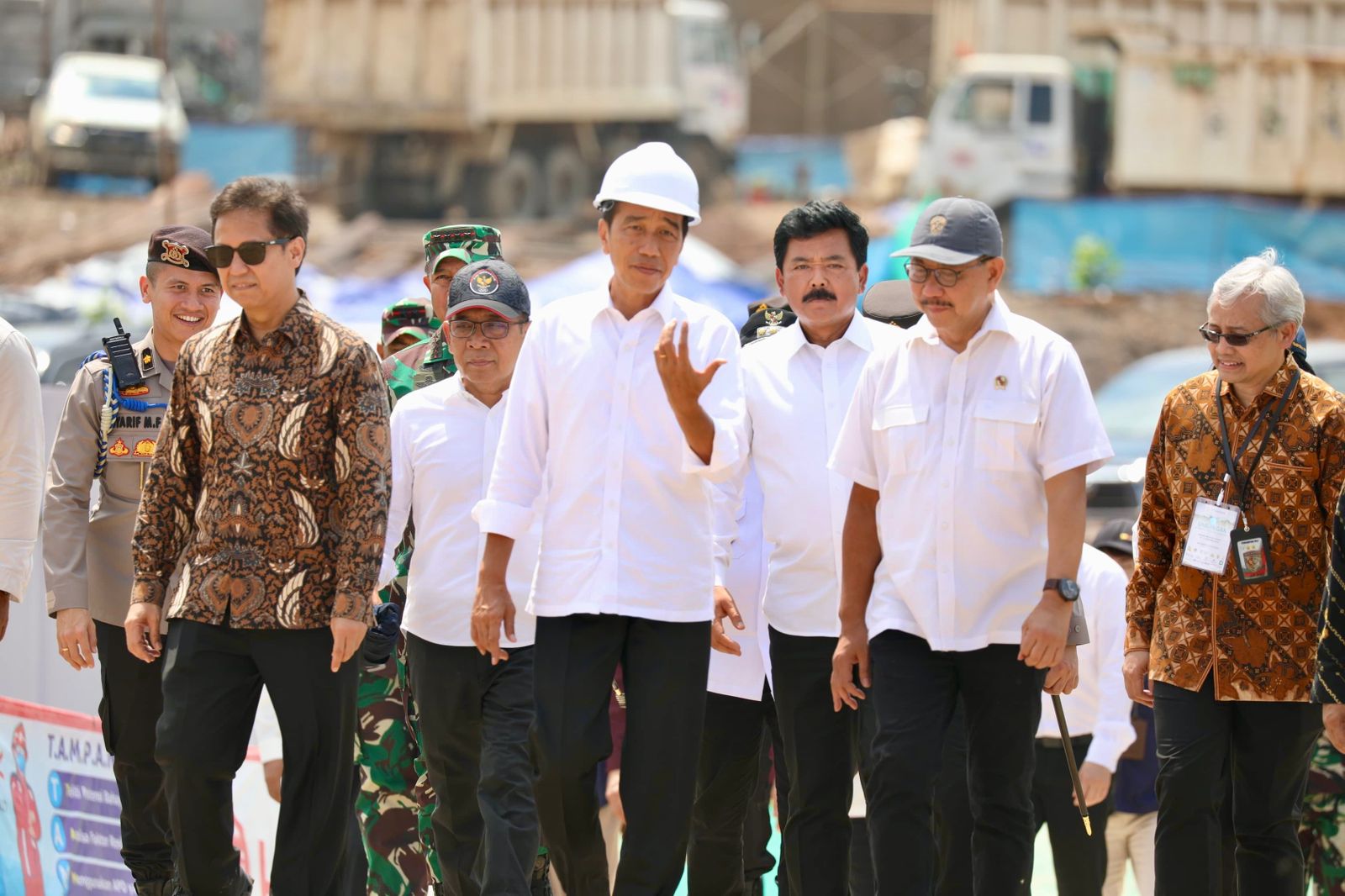 Menteri ATR/BPN Hadi Tjahjanto mendampingi Presiden Joko Widodo meninjau IKN