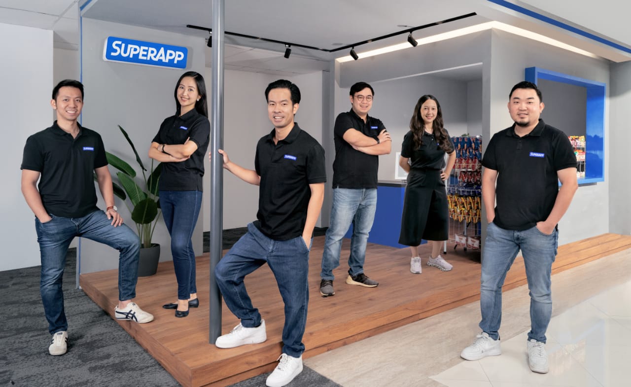 Pendiri SuperApp ketiga dari kiri Steven Wongsoredjo dan paling kanan Michael Rendy Tanuwidjaja.