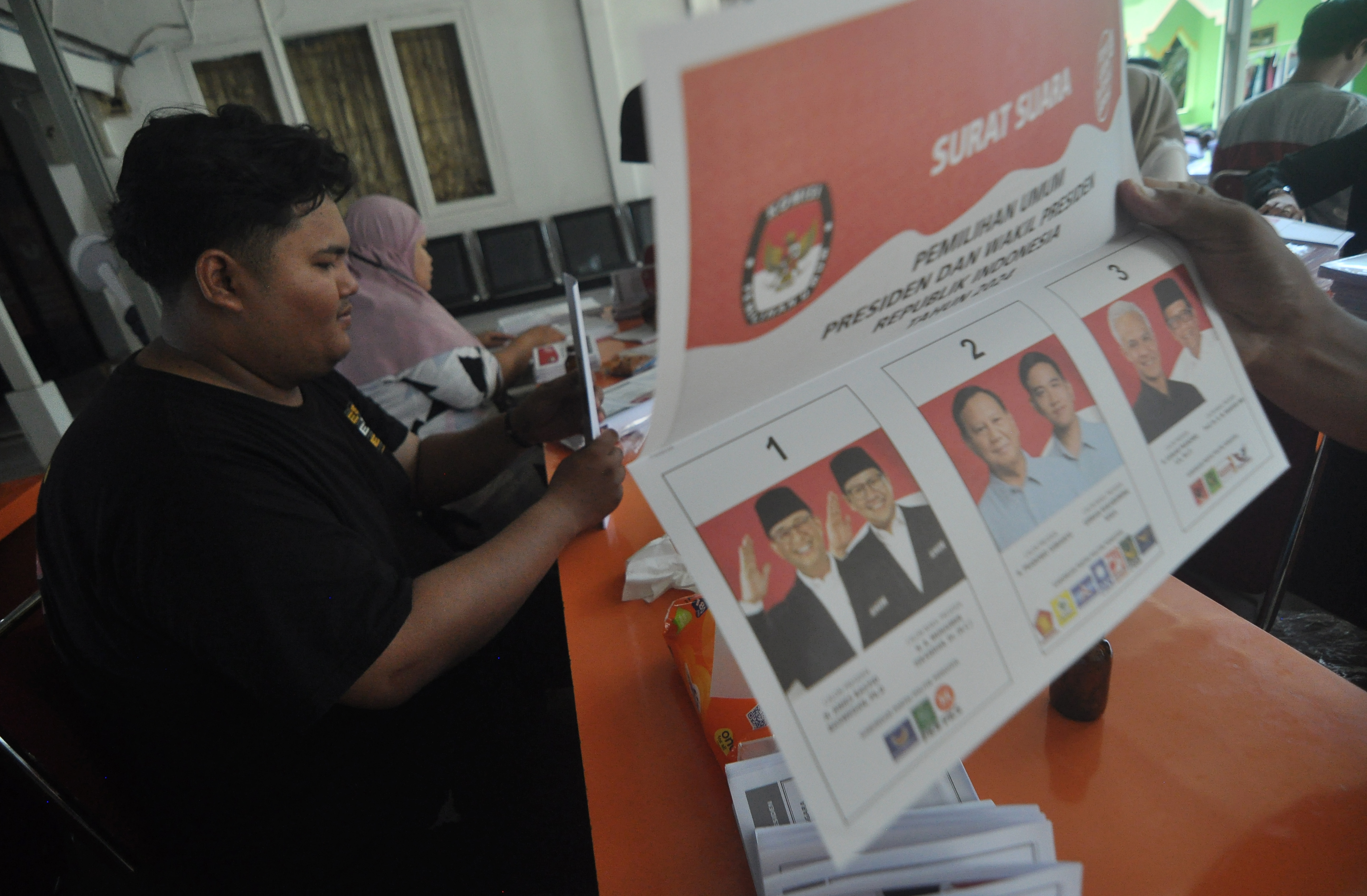 Sejumlah pekerja menyortir dan melipat surat suara pasangan calon Presiden dan Wakil Presiden untuk Pemiilu 2024 di Kantor KPU Bengkulu.