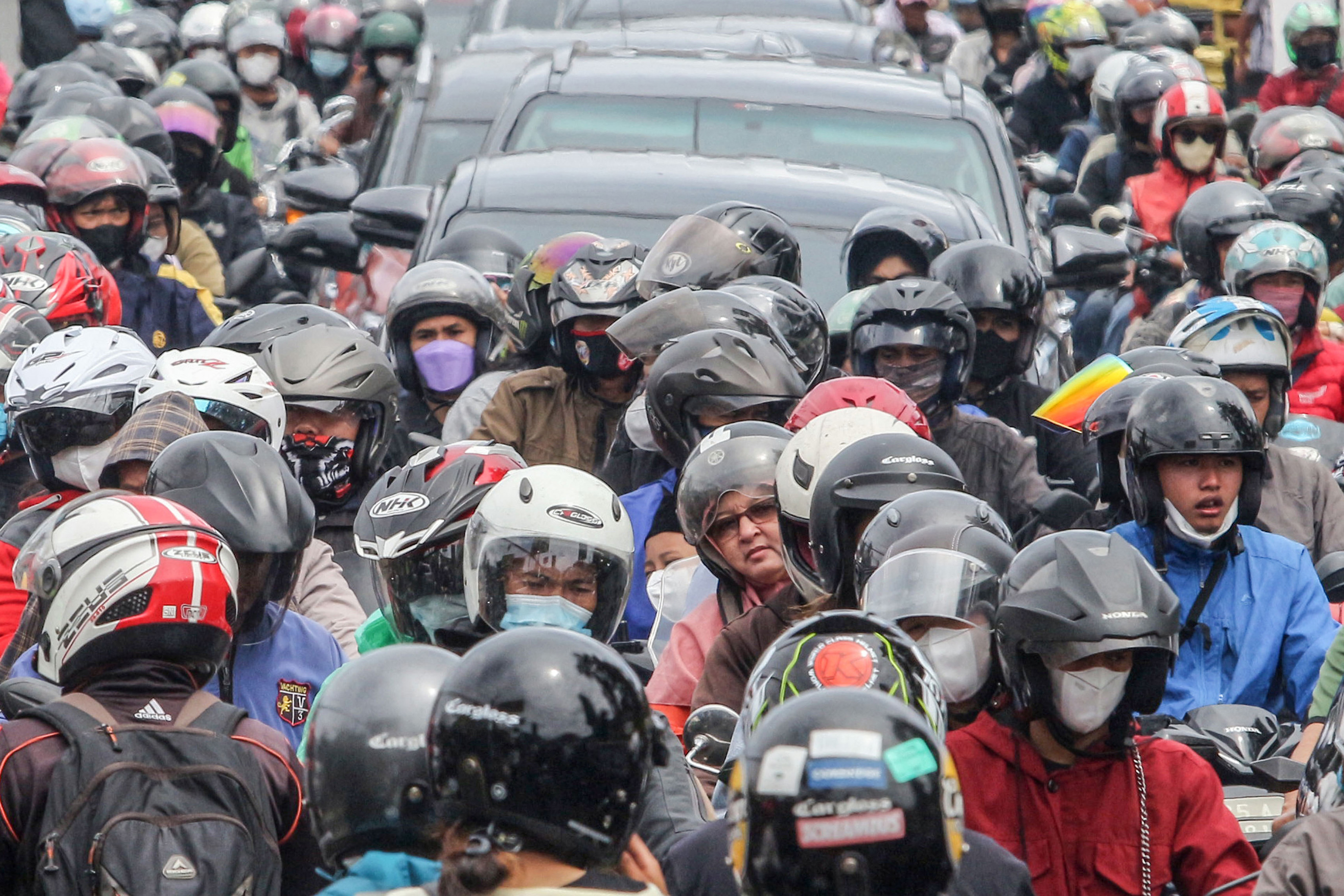 Kepadatan kendaraan di jalur wisata Puncak, Cisarua, Kabupaten Bogor, Jawa Barat, Senin (28/2/2022). 