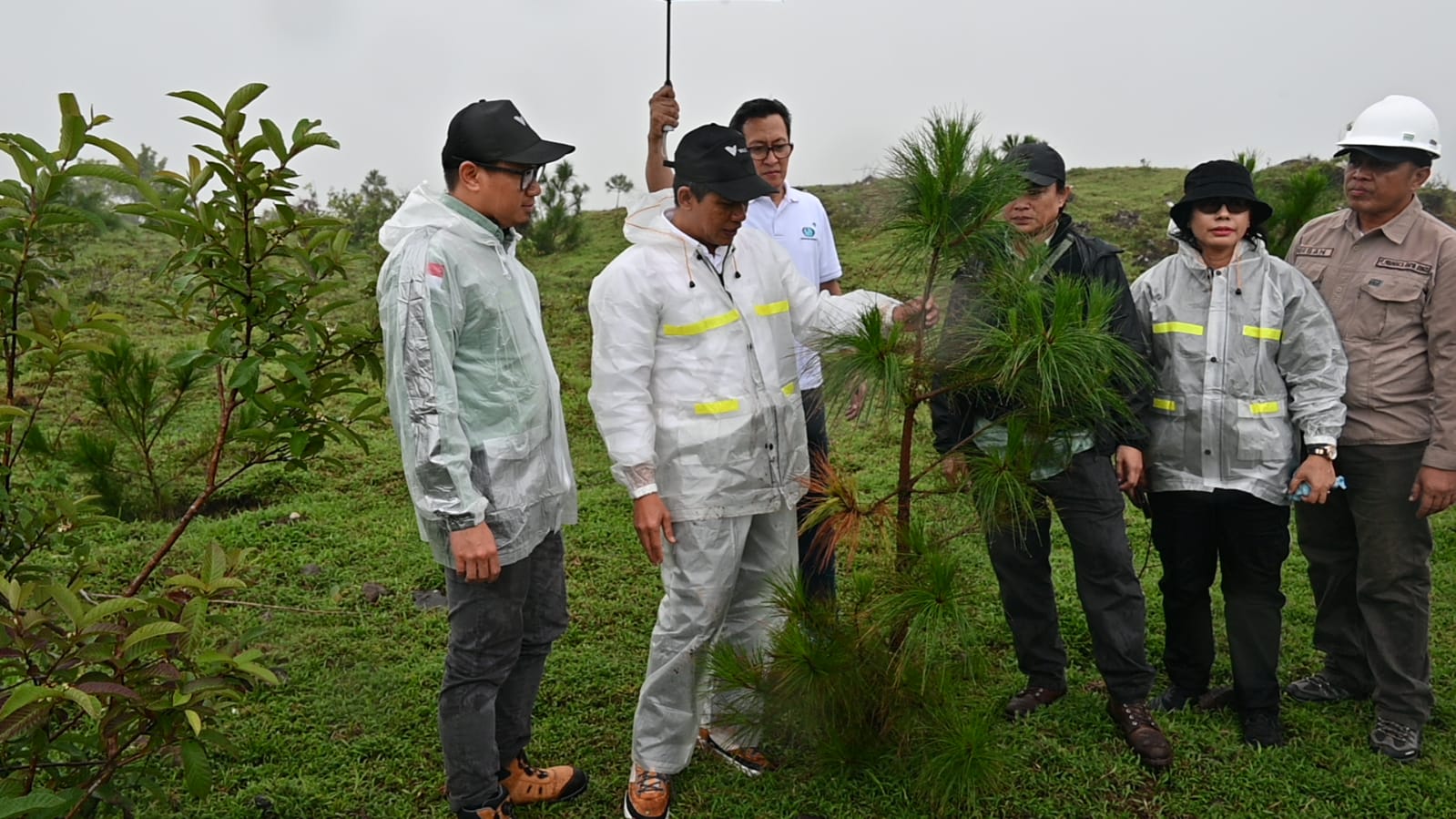 Dirjen PKTL Hanif Faisol Nurofiq (2 dari kiri) meninjau DAS PT Vale Indonesia di Kabupaten Barru, Sulawesi Selatan