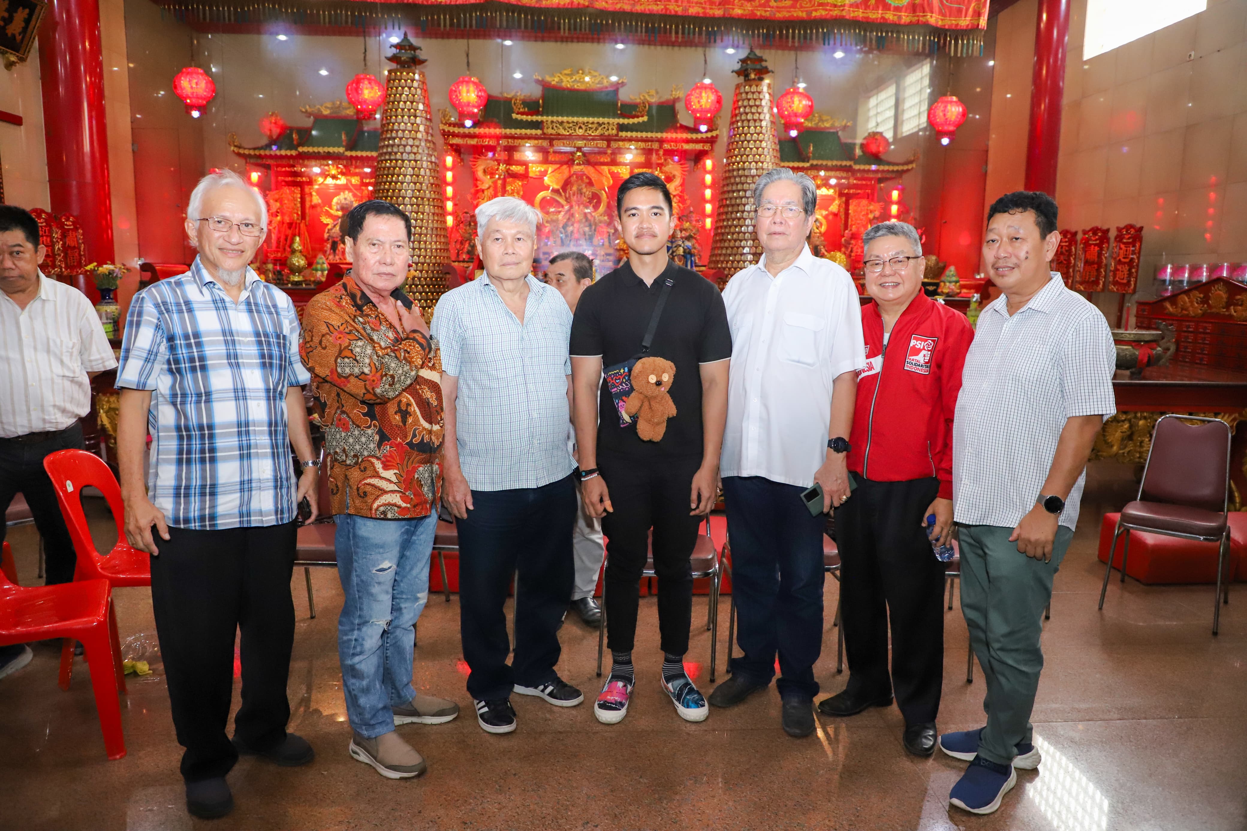 Ketua Umum PSI Kaesang Pangarep di Klenteng Istana Naga Sakti Klenteng Xian Ma