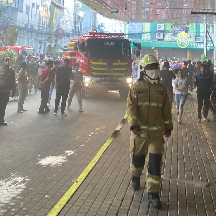 Petugas pemadam kebakaran tengah berusaha memadamkan kobaran api di Blok M Square