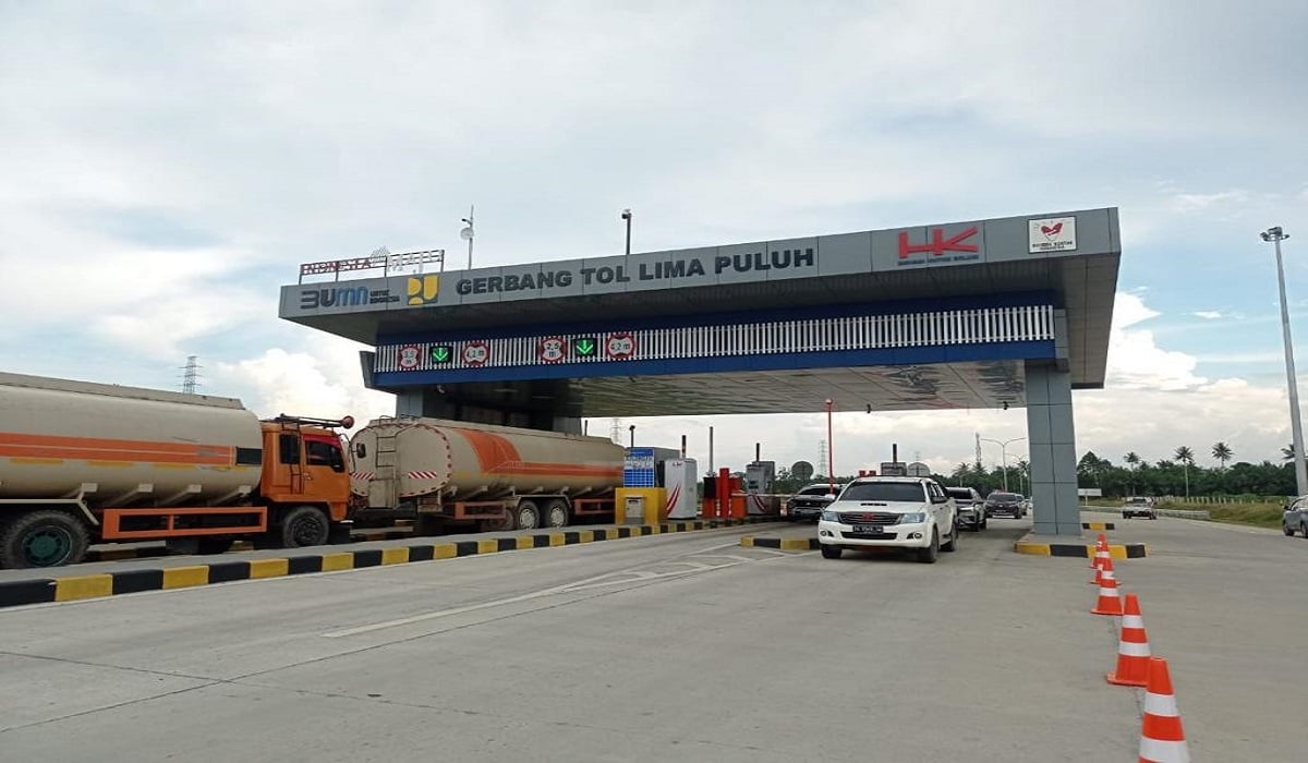 Kendaraan melintas di Tol Trans Sumatra