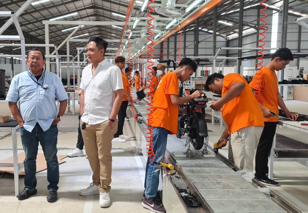 Ketua Umum (Aismoli) Irjen Pol Purnawirawan Budi Setiyadi dan Founder & CEO Tangkas Motor Listrik Agung Pamungkas alias Don Papank.