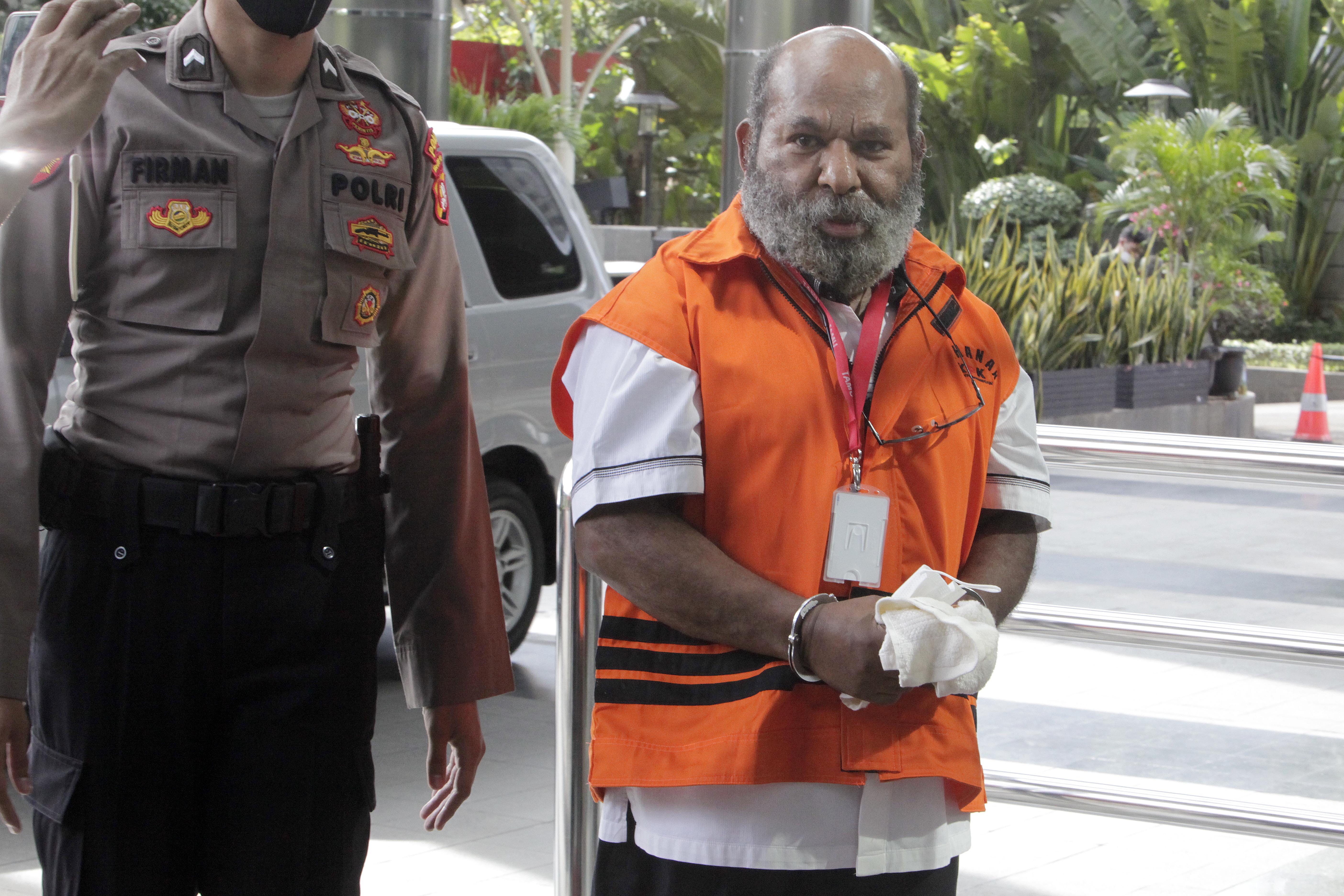 Lukas Enembe jadi terdakwa kasus suap lelang tiga proyek multiyears di Papua serta gratifikasi Rp50 miliar.