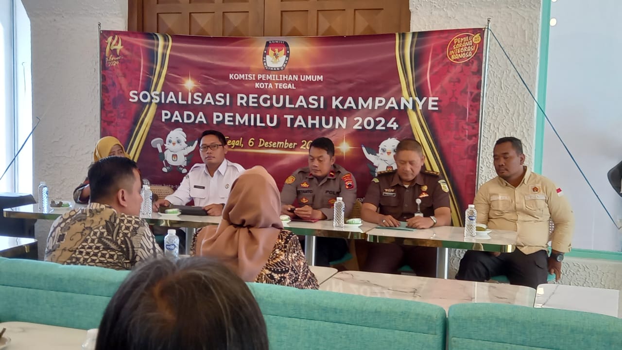 Suasana Sosialisasi Regulasi Kampanya Pemilu 2024 yang digelar KPU Kota Tegal, Jawa Tengah. 